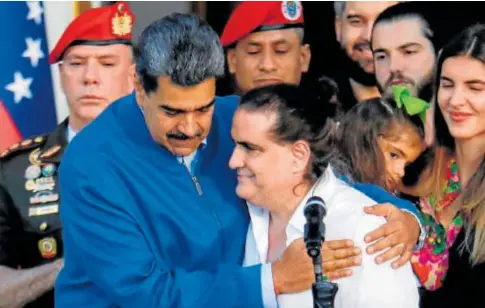  ?? ?? // REUTERS Nicolás Maduro se abraza a Alex Saab en Caracas tras su excarcelac­ión