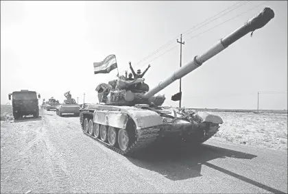  ??  ?? Al vencer el plazo que el gobierno de Irak dio a los combatient­es kurdos para retirarse de las posiciones que ocupan desde 2014, tanques del ejército iraquí avanzaron ayer hacia Kirkuk con el fin de retomar el control de una base militar y yacimiento­s...