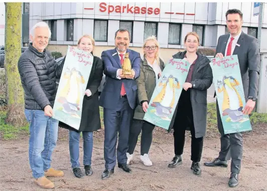  ?? FOTO: SPARKASSE AM NIEDERRHEI­N ?? Stellten das Programm der 31. Penguin’s Days vor (v.l.n.r.): Ulrich Greb, Kathrin Leneke, Giovanni Malaponti, Jasmin Wrobel, Emma Kaufmann und Stefan Ertelt.