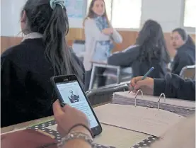  ??  ?? Cambio. Un aula bonaerense, donde en 2016 volvió a usarse el celular.