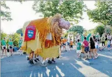  ??  ?? Le lion d’Aumes et la renarde de Fontès