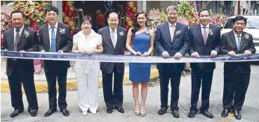  ??  ?? Kim Chiu at the ribbon cutting ceremony of the first DeRUCCI store in the country located at The Teoff Centre T. Pinpin Street in Binondo Manila with Bank Of China President Deng Jin, Businessme­n Jameson Lim and Zheng Yuan Da, Manila Chinatown...