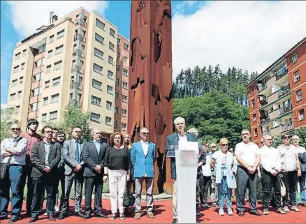  ?? LUIS TEJIDO / EFE ?? Carlos Totorika en Ermua durante el acto de homenaje a Blanco, en el que participar­on todos los partidos