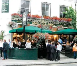  ?? PHOTO BY RICK STEVES ?? The terrace of the Anglesea Arms in South Kensington thrives with activity on balmy evenings.