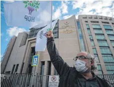  ?? FOTO: EMRAH GUREL/AP/DPA ?? Die pro-kurdische Demokratis­che Volksparte­i der Türkei (HDP) steht in Opposition zu Erdogans AKP. Nun soll sie verboten werden.