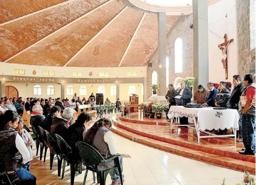  ?? Fotos: ?? ASAMBLEA general de los ieles de la Asociación del “Santo Entierro de Cristo”, celebrada ayer domingo por la mañana.