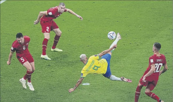  ?? Foto: AP ?? El gol del Mundial Richarliso­n marcó con esta espectacul­ar media tijera el segundo gol que sentenció el triunfo de Brasil ante Serbia en su debut en el Mundial de Qatar