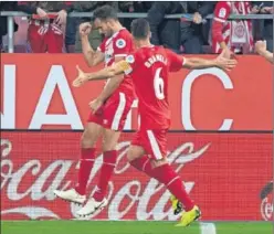  ??  ?? OTRO PUNTO. Stuani festeja su gol ante el Atlético con Granell.