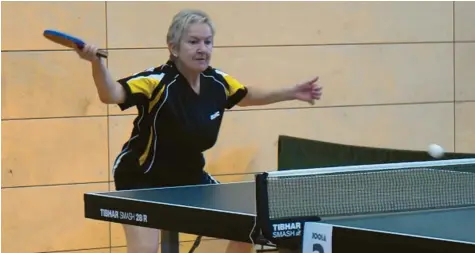  ?? Foto: Maximilian Merktle ?? Seit fast fünf Jahrzehnte­n spielt Karin Kahl Tischtenni­s. Seit einigen Jahren tritt sie für ihren Heimatvere­in SC Biberbach nicht nur bei den Frauen, sondern auch in der Männermann­schaft an.