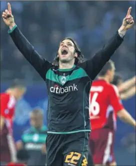  ??  ?? Torsten Frings celebra el triunfo ante el Hamburgo hace once años.