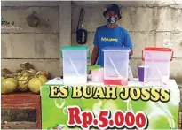  ?? MARJUKIH FOR JAWA POS ?? MENYAMBUNG HIDUP: Marjukih berjualan es buah agar dapurnya mengepul.