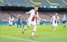  ?? FOTO: PERE PUNTÍ ?? Kylian Mbappé (22 años) celebró así el primero de sus tres goles al Barça