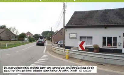  ?? Foto KOEN LUTS ?? De helse achtervolg­ing eindigde tegen een vangrail aan de Dikke Eikstraat. Op de plaats van de crash lagen gisteren nog enkele brokstukke­n (inzet).