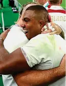  ?? GETTY IMAGES ?? Big hugs: Sinckler celebrates beating Australia with fellow prop Joe Marler