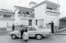  ??  ?? Spurensuch­e: Kriminalbe­amte am Tatort vor Nittels Haus