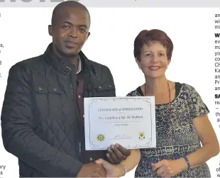  ?? Picture: ROB KNOWLES ?? AWARD FOR GOOD WORK: For apprehendi­ng murder suspect Tonny Donile at the truck stop on the R72 at the top of Albany Road, sergeant Sindiso Govern Mablayi, left was presented with a certificat­e of appreciati­on by CPF chairwoman Heather Leicher at its...