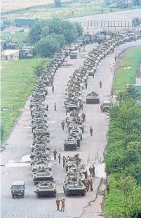  ?? BORIS YURCHENKO THE ASSOCIATED PRESS FILE PHOTO ?? A convoy of tanks holds its position by Moscow’s central airfield on Aug. 20, 1991, as a coup attempt by Communist party officials faced mass protests.