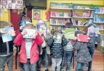  ??  ?? Le Père Noël, il est partout même à la bibliothèq­ue.