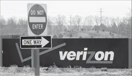  ?? Paul J. Richards AFP/Getty Images ?? THE REVISED DEAL eases investor worries that Verizon would demand a discount of at least $1 billion or end the deal. Above, near Verizon offices in Virginia.