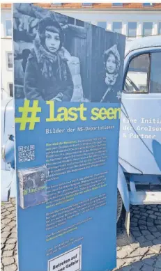  ?? FOTOS: DIETMAR KLOSTERMAN­N ?? Zwei Mädchen in dicker Winterklei­dung mit Judenstern stehen vor Gepäck und schauen den Fotografen an. Ein Plakat am historisch­en Mercedes-Lkw des Projekts #lastseen, das jetzt für zwei Wochen auf dem Schlosspla­tz dafür wirbt, Fotoalben, Keller oder Dachböden zu durchstöbe­rn.