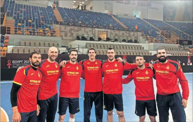  ??  ?? Dani Sarmiento, Joan Cañellas, Raúl Entrerríos, Viran Morros, Gedeón Guardiola, Aitor Ariño y Jorge Maqueda, los Hispanos que ya han sido campeones mundiales, ayer.