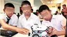  ?? ?? Schoolchil­dren who presented their inventions at the competitio­n