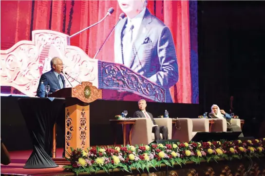  ??  ?? Malaysian Prime Minister Mohammed Najib Tun Abdul Razzaq addresses the audience at the Putrajaya Internatio­nal Security Dialogue 2018. On the right is Muslim World League (MWL) Secretary-General Mohammed Al-Issa. (AN photo)