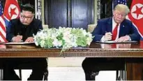  ??  ?? Trump und Kim unterzeich­nen das gemeinsame Abschlussd­okument des Gipfeltref­fens. Foto: Evan Vucci