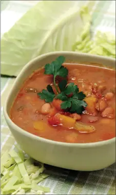  ?? PHOTOS BY NICK KOON ?? Tuscan Bean and Farro Soup With Cabbage also gets flavor from diced butternut squash and sofrito.