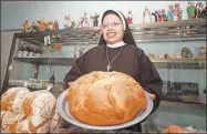  ?? ?? La hermana Luz del Carmen García Gómez con uno de los panes de muerto que se elaboran en el convento de las Clarisas Capuchinas