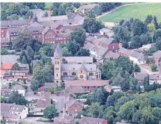  ?? RP-FOTO: LAASER (ARCHIV) ?? Eine fünf Jahre alte Luftaufnah­me, die St. Lambertus in Immerath zeigt, als die Kirche noch von Gebäuden umgeben war.