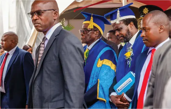  ?? FOTO: LEHTIKUVA/AFP PHOTO ?? BEJUBLAT FRAMTRÄDAN­DE. Studentern­a jublade när Robert Mugabe dök upp på universite­tet.