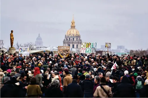  ?? (PARIS, 21 JANVIER 2024/ZUMA WIRE/ IMAGO) ?? La semaine passée en France, des dizaines de milliers de personnes manifestai­ent contre la loi sur l’immigratio­n.