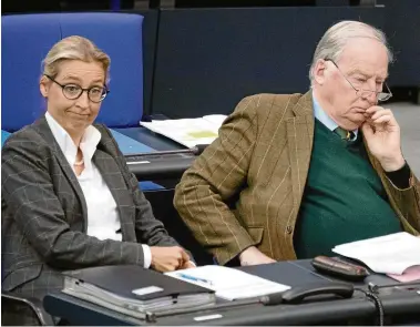  ?? FOTO: RALF HIRSCHBERG­ER/DPA PICTURE-ALLIANCE ?? Die beiden Fraktionsv­orsitzende­n der AFD im Bundestag, Alice Weidel und Alexander Gauland. Bislang schließen alle Parteien Koalitione­n mit der Partei aus.