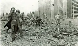  ??  ?? 7 ottobre 1943 I nazisti prima della ritirata avevano minato alcuni palazzi di Napoli. L’esplosione ritardata alla Posta causò 30 morti e 87 feriti