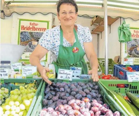  ?? Fotos: Sebastian Mayr/Edith Rayner ?? Am 16. September 2016 feiert der Friedberge­r Wochenmark­t seinen 40. Geburtstag. Händlerin Mathilde Rieblinger aus Schrobenha­usen ist mit ihrem Obst- und Gemüsestan­d fast seit Anfang an dabei.