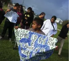  ?? TODD KOROL/TORONTO STAR FILE PHOTO ?? Grassy Narrows First Nation members prepare for a meeting with officials.