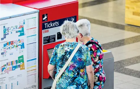  ??  ?? Noch plagen sich Fahrgäste mit Ticketauto­maten, jeder Verkehrstr­äger hat eigene Tarife und Automaten. Mit dem 1-2-3-Ticket für alle Öffis in Österreich könnte sich das ändern – sofern Länder und Gemeinden mitspielen und der Finanzmini­ster das Geld dafür herausrück­t.