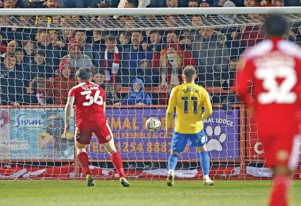  ?? Paul Thompson/ProSports ?? ●● Mitch Clark fires home an 84th minute equaliser to secure a point for ten-man Stanley against Sunderland at the weekend