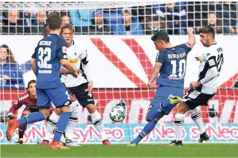  ?? FOTO: DPA ?? Im Oktober 2017 bringt Kerem Demirbay die TSG in Führung. Am Ende gewinnt aber Gladbach 3:1 – Vincenzo Grifo (r.), heute Hoffenheim­er, traf auch.