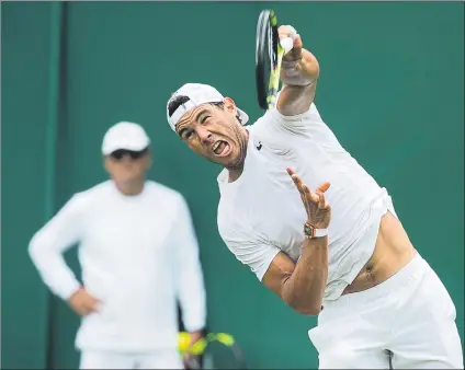  ?? FOTO: GETTY ?? Rafa Nadal, ayer entrenando en Wimbledon. De fondo, la figura de Toni Nadal, entrenador junto a Francis Roig en Londres