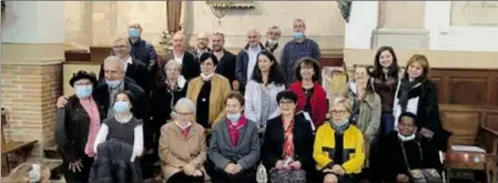  ??  ?? André Giraud et son épouse à gauche de la photo à l’occasion des 80 ans d’André et des 50 années au service de l’église de Merville