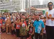  ?? [FOTO MUHD ASYRAF SAWAL/BH] ?? Khairy Jamaluddin melepaskan peserta Batik Fun Walk 2016 di MATIC Kuala Lumpur, semalam.