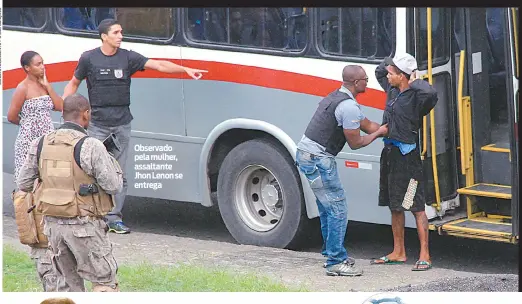  ??  ?? Observado pela mulher, assaltante Jhon Lenon se entrega