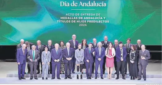  ?? FOTOGRAFÍA­S: JUAN CARLOS MUÑOZ ?? Foto de familia de los galardonad­os con las medallas y con los nombrados como hijos predilecto­s de Andalucía sobre el escenario del Maestranza.