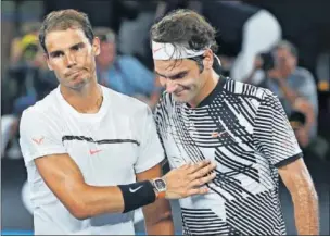  ??  ?? SALUDO. Rafa Nadal, resignado, felicitó a un sonriente Federer al final del duelo.