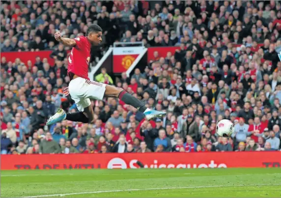  ??  ?? Rashford, jugador del Manchester United, abre el marcador con la pierna derecha, ante la salida del portero del Liverpool Alisson.