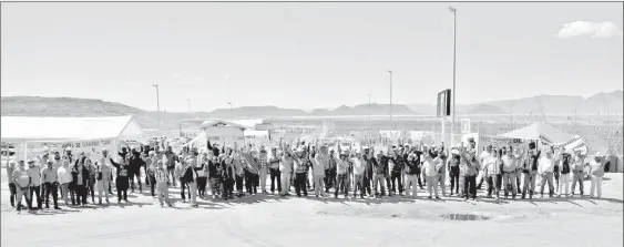  ??  ?? ▲ Habitantes del municipio de Mazapil, Zacatecas; ejidatario­s de San José de Cedros, así como transporti­stas al servicio de las empresas mineras, durante el bloqueo a los accesos al yacimiento Peñasquito que realizaron el 15 de abril pasado. Foto Alfredo Valadez