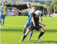  ?? FOTO: MICHAEL PANZRAM ?? Für den SC Unterzeil (in Schwarz) und den FC Leutkirch gehören die Stadtduell­e zu den Höhepunkte­n der Saison.