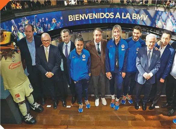  ?? ?? Emilio Azcágarra, dueño del club, estuvo acompañado por futbolista­s y otros funcionari­os, durante el timbrazo inicial en la BMV.